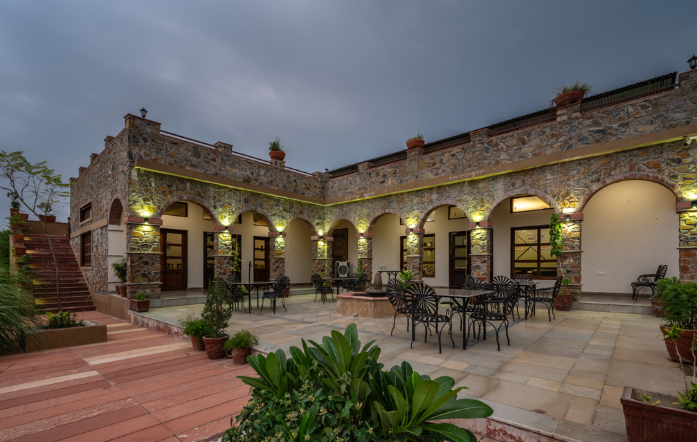 Courtyard Dinning